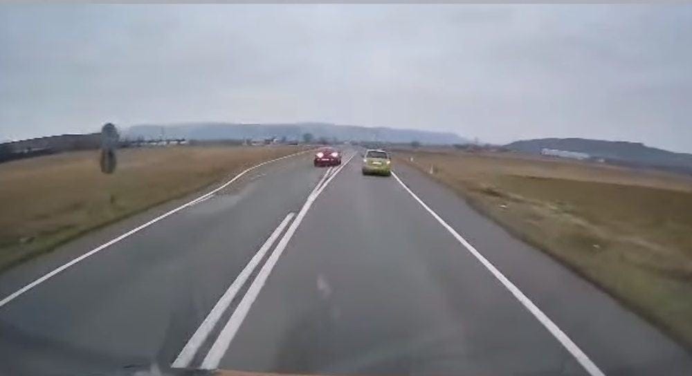 video: Șofer de alba, filmat când frânează repetat în fața