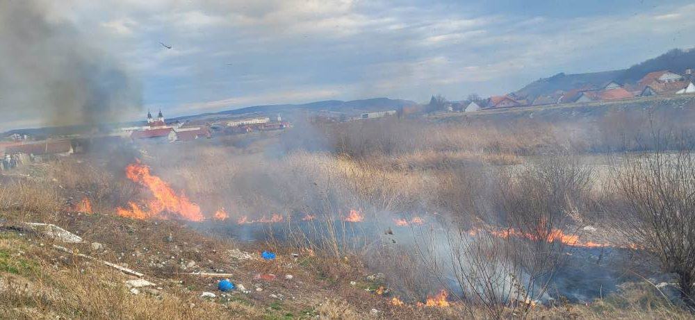 foto: incendii în blaj și în comuna mănărade. pompierii acționează