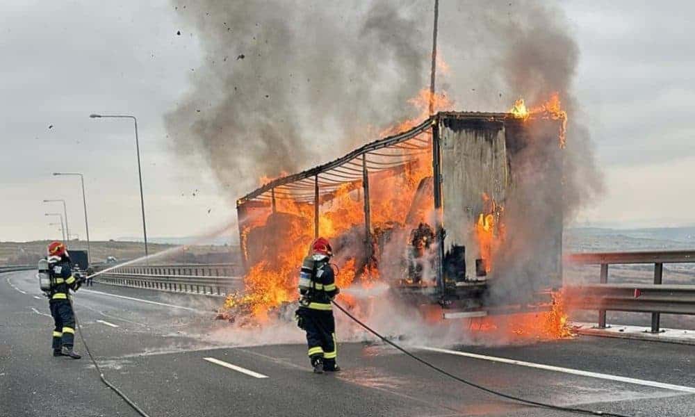 foto update: un camion a luat foc pe a1 sebeș sibiu.
