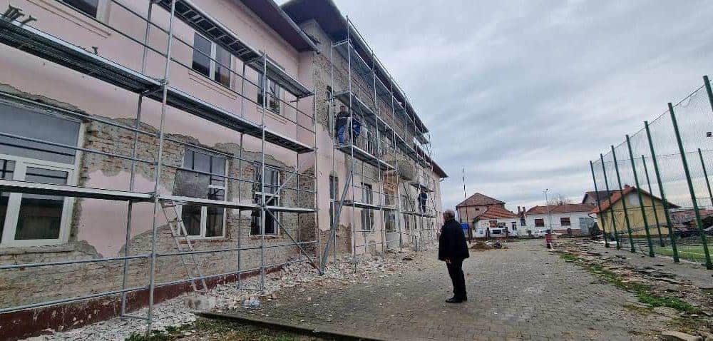 foto: lucrări de renovare la sediul școlii din teiuș, o