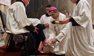 foto video: ritualul „spălării picioarelor” din joia mare, la catedrala romano