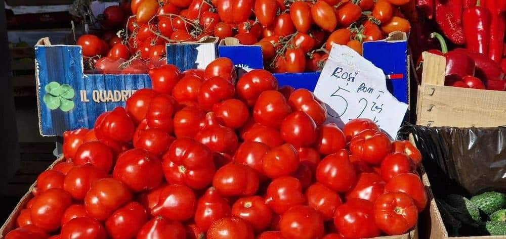 cu cât se vând roșiile românești în piața din alba