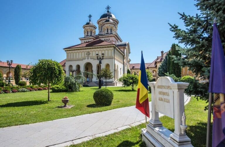 PAȘTE 2024: PROGRAM Liturgic La Catedrala Încoronării Din Alba Iulia în ...