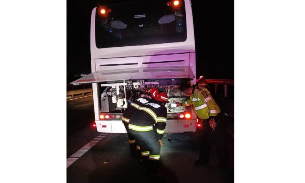 foto: incendiu izbucnit la un autocar care transporta 40 de