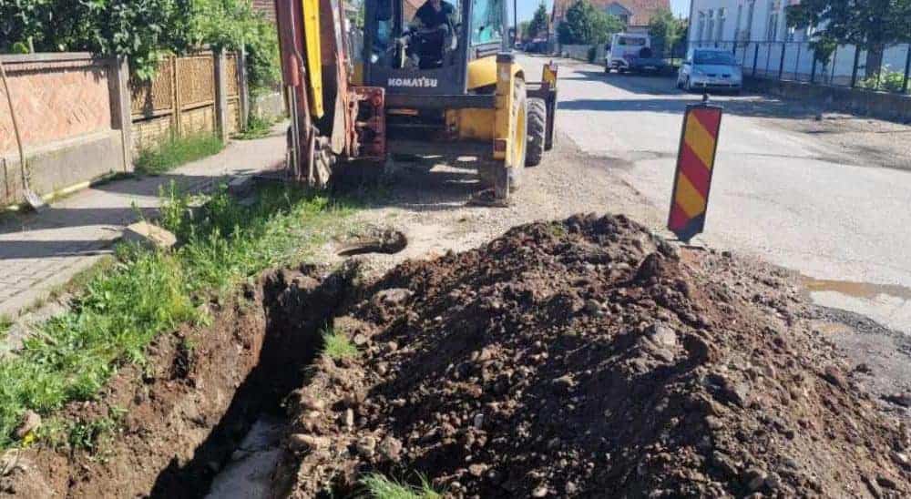 foto: lucrări pe mai multe străzi din teiuș. se înlocuiesc