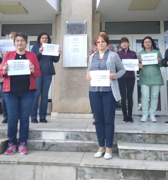 foto: protest la serviciul județean alba al arhivelor naționale. angajații