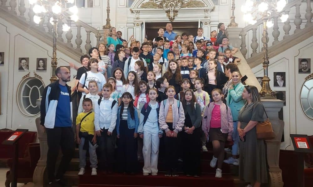 foto: rotary, mereu în serviciul educației. un grup de elevi