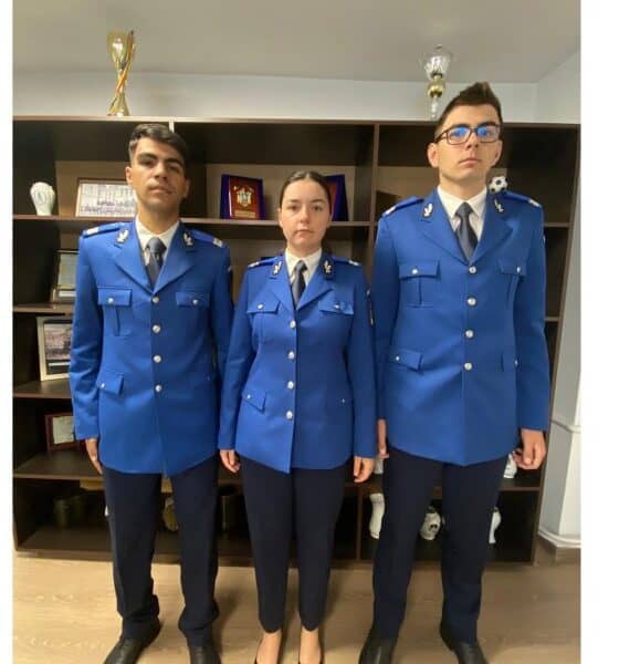 foto: trei absolvenți ai școlilor militare de subofițeri de jandarmi,