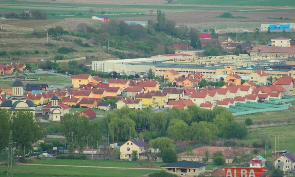 parc cu teren de sport și loc de joacă pe