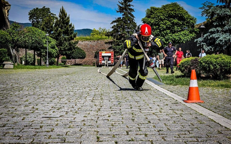 video: „cel mai puternic pompier” din județ. imagini din timpul