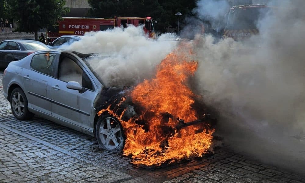 foto: o mașină a ars ca o torță într o parcare