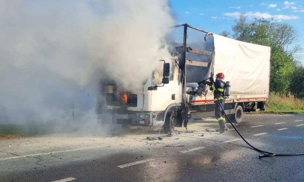 foto: un camion a luat foc pe dn 7, pe