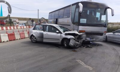 foto: autocar plin cu elevi, implicat într un accident la intrarea