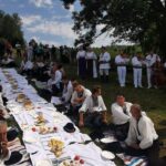 foto: claca la coasă – obicei readus la viață la