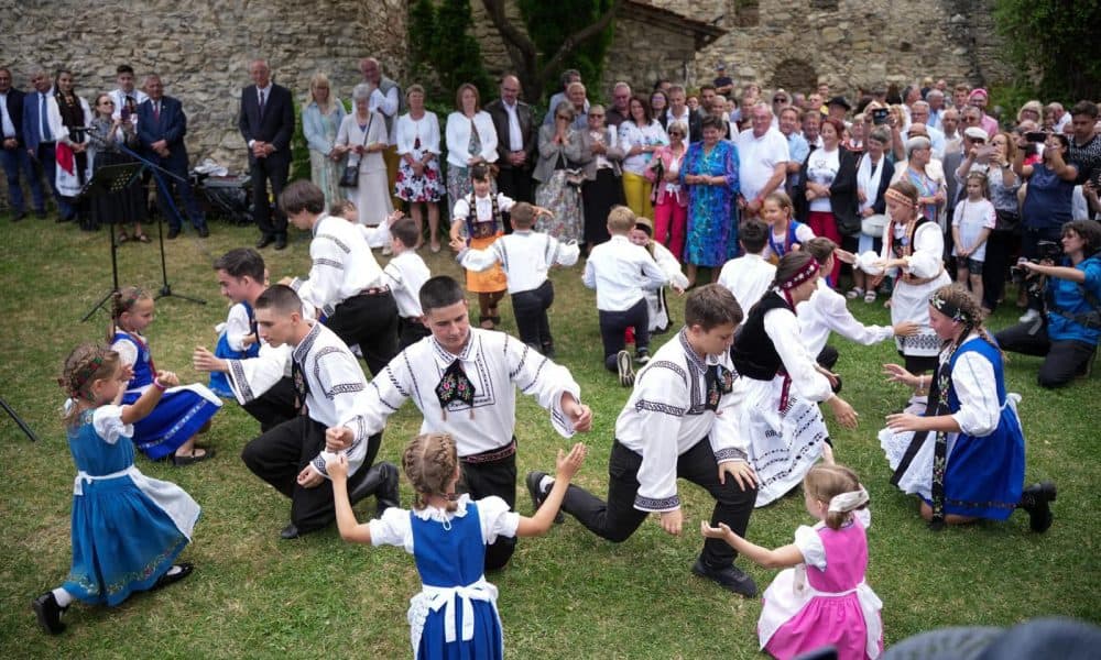 foto Întâlnirea șașilor din câlnic: dansuri și parada portului popular.