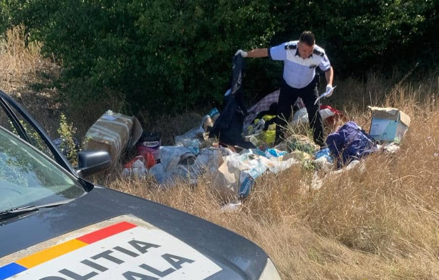 foto: un tânăr din teiuș care a aruncat deșeuri pe