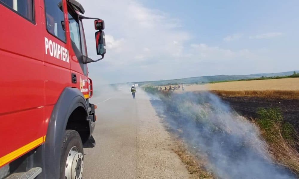 incendiu de vegetație în localitatea sâncrai. intervin pentru stingerea focului