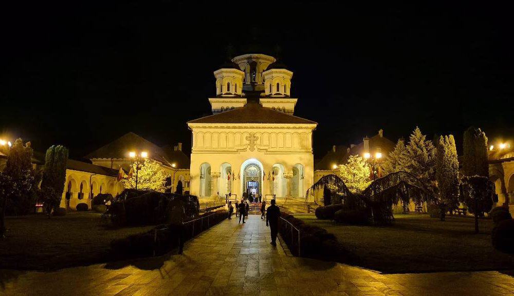 slujba privegherii, la catedrala reîntregirii din alba iulia. credincioșii chemați