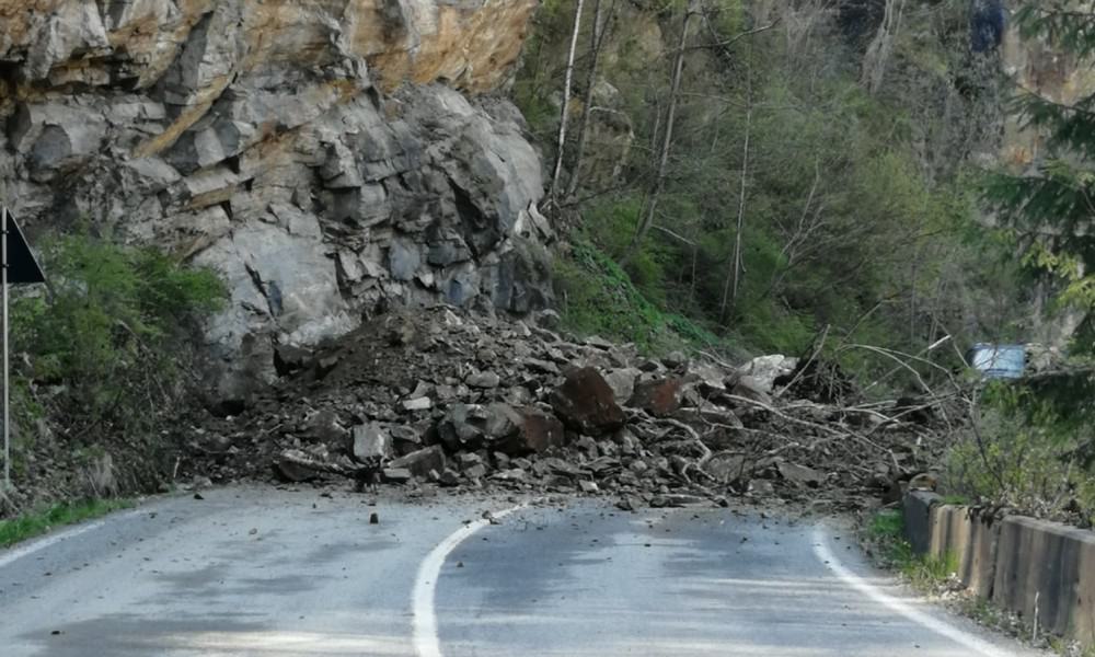 trafic blocat pe transalpina pe ambele sensuri din cauza aluviunilor