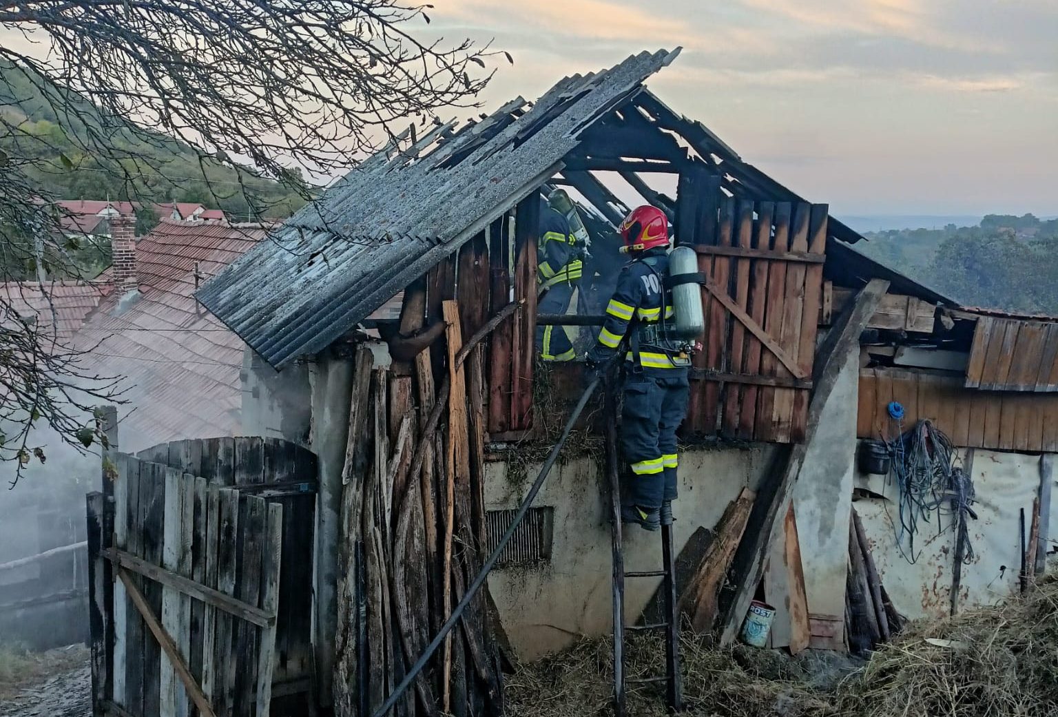 foto: incendiu în satul tibru din comuna cricău. focul a