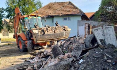 foto: lucrări în curtea liceului teoretic teiuș. au fost demolate