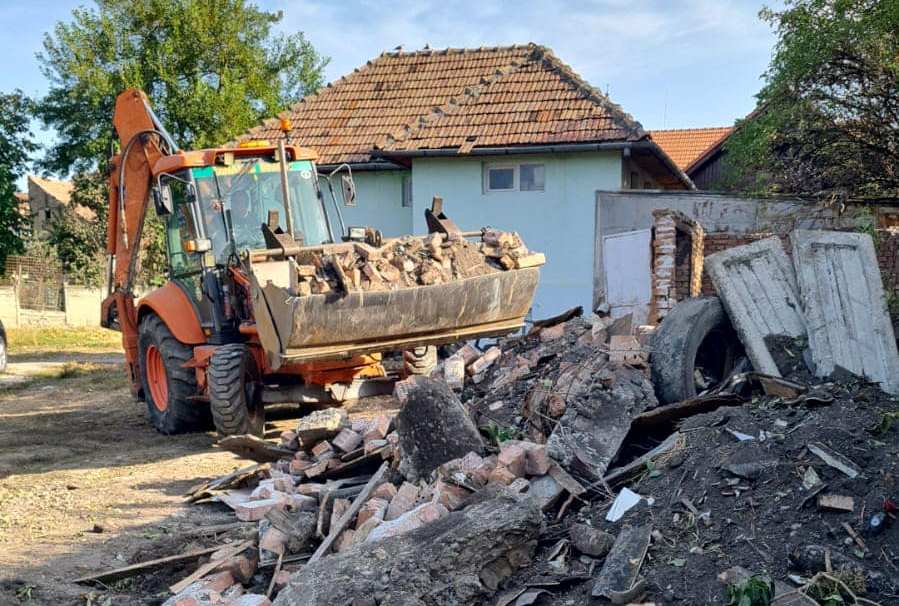 foto: lucrări în curtea liceului teoretic teiuș. au fost demolate