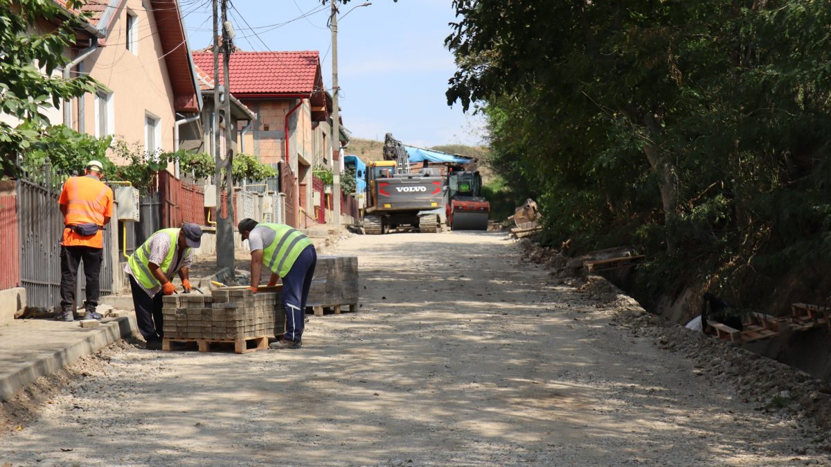 foto: lucrări la infrastructura rutieră, la blaj. un drum comunal