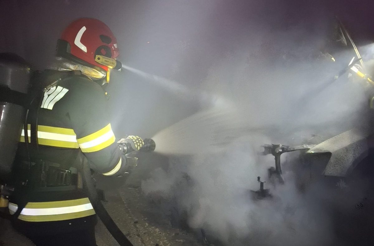 foto: un autoturism a luat foc, în lancrăm. au intervenit