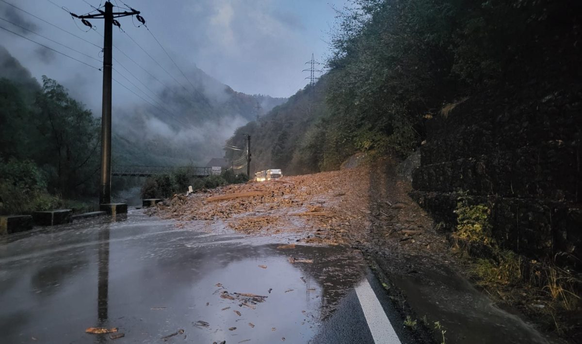 foto video: trafic blocat pe valea oltului, în zona brezoi,