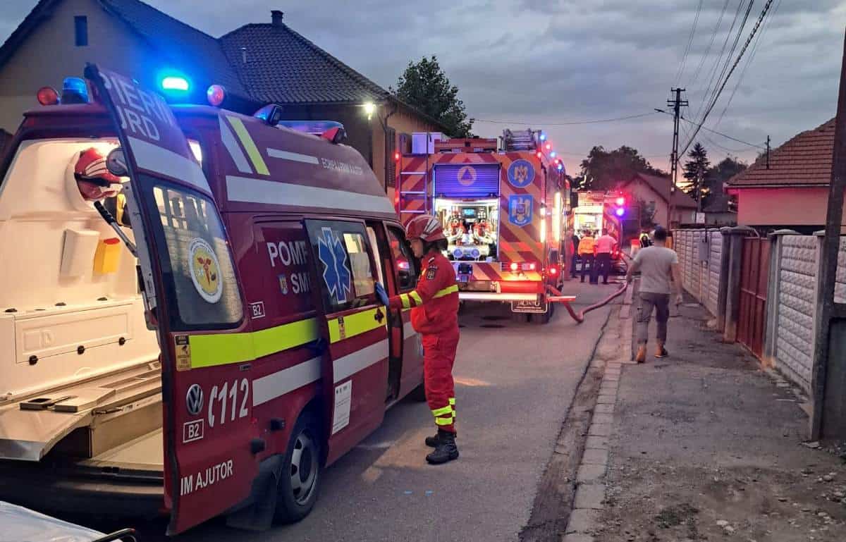 update foto: incendiu într o gospodărie din sebeș. pompierii s au deplasat