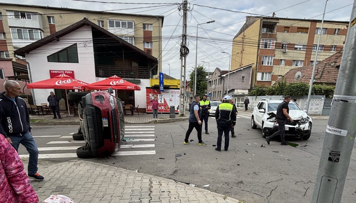 video accident rutier la alba iulia: un autoturism s a răsturnat