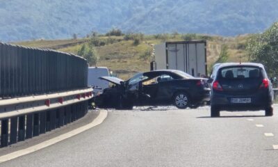 foto: accident pe autostrada sebeș – sibiu. autoturism agățat de