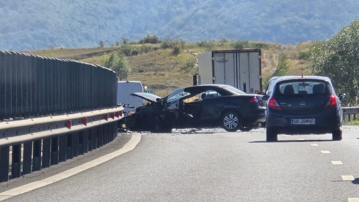 foto: accident pe autostrada sebeș – sibiu. autoturism agățat de