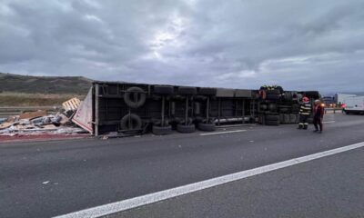 foto: accident pe autostrada a1 sebeș sibiu. camion răsturnat pe carosabil.