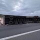 foto: accident pe autostrada a1 sebeș sibiu. camion răsturnat pe carosabil.