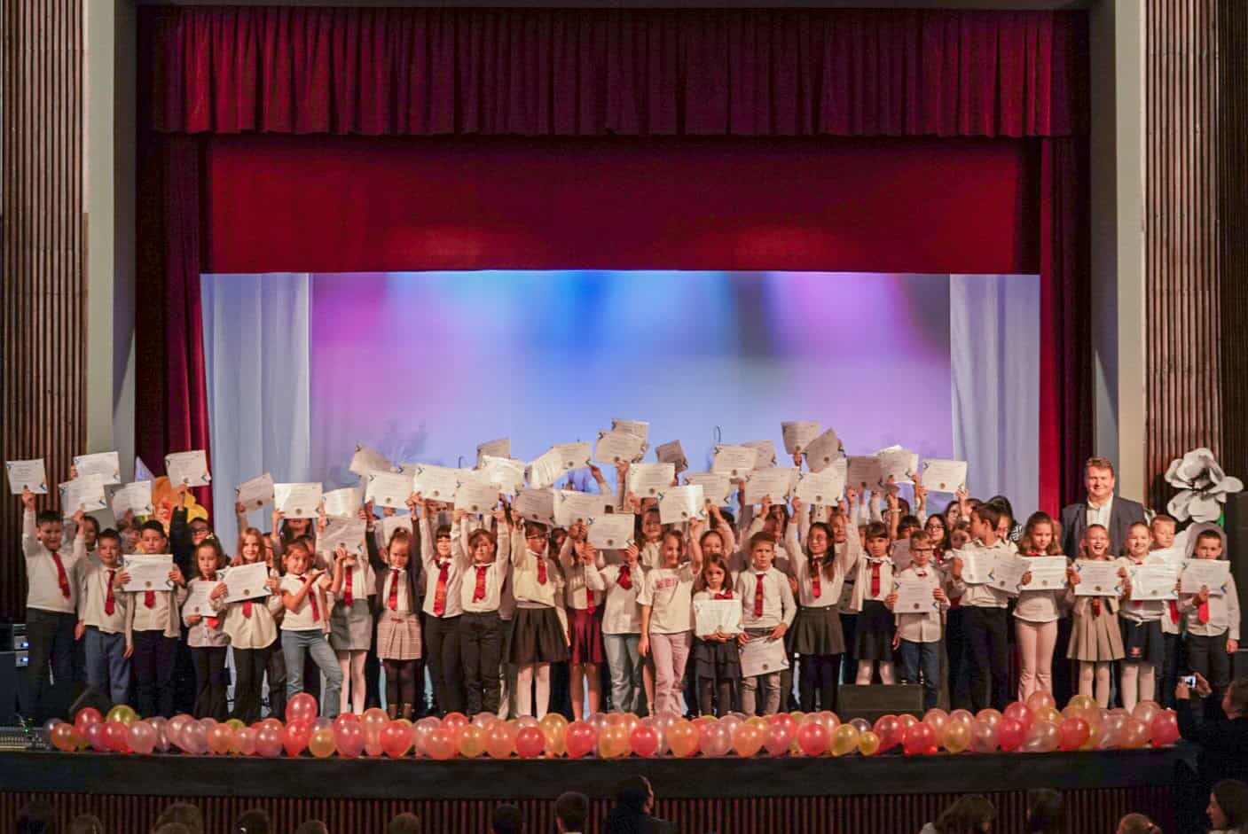 foto: aproape 700 de elevi și profesori au fost premiați