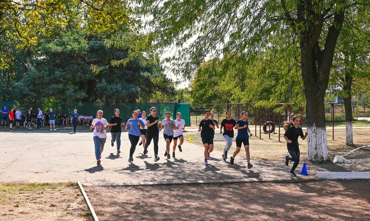 foto: crosul bobocilor, un eveniment sportiv cu tradiție, la colegiul