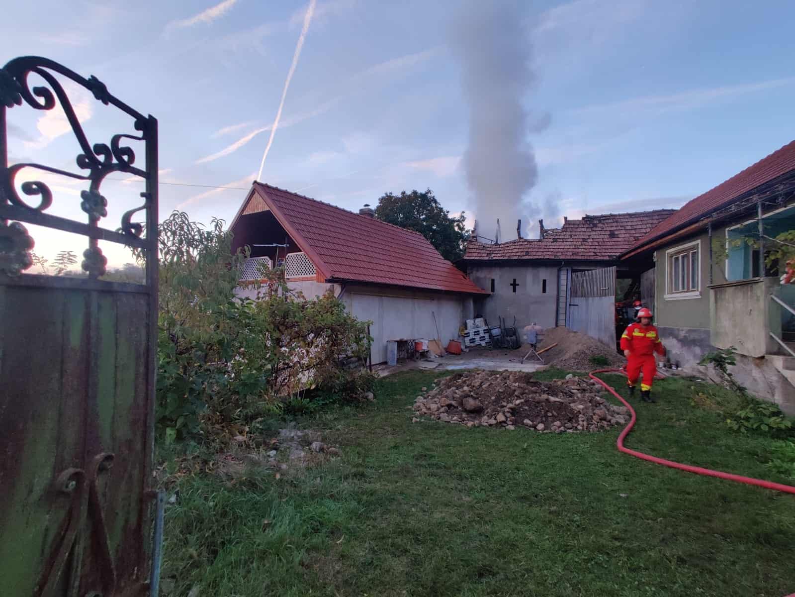 foto: incendiu în satul ighiel din comuna ighiu. focul a