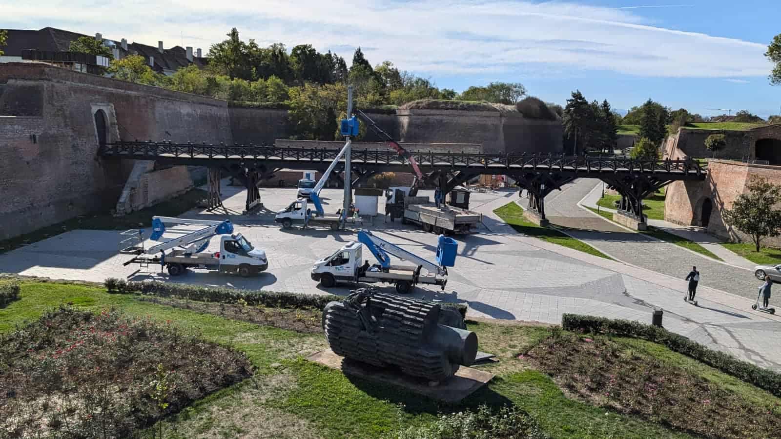 foto: la alba iulia a început împodobirea cu luminițe pentru