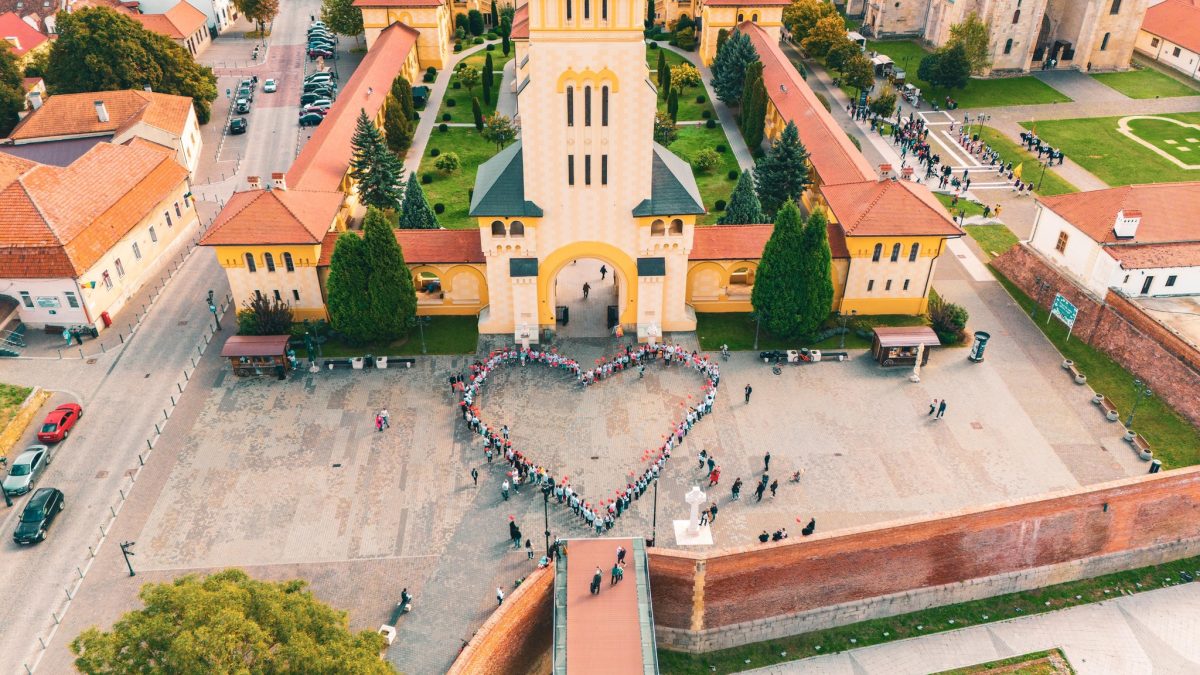 foto: peste 200 de copii și adulți și au dat mâna,