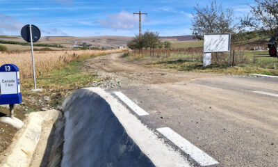 foto: un drum asfaltat din sibiu se oprește în câmp,