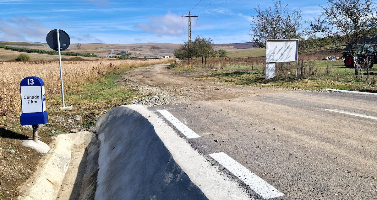 foto: un drum asfaltat din sibiu se oprește în câmp,