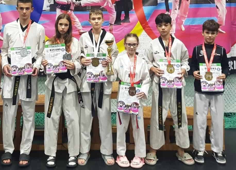 salbă de medalii pentru luptătorii de taekwondo din alba. au