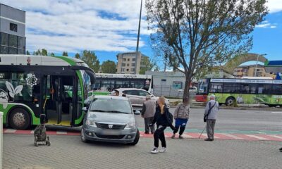 video: accident între un autobuz și un autoturism, la intrarea