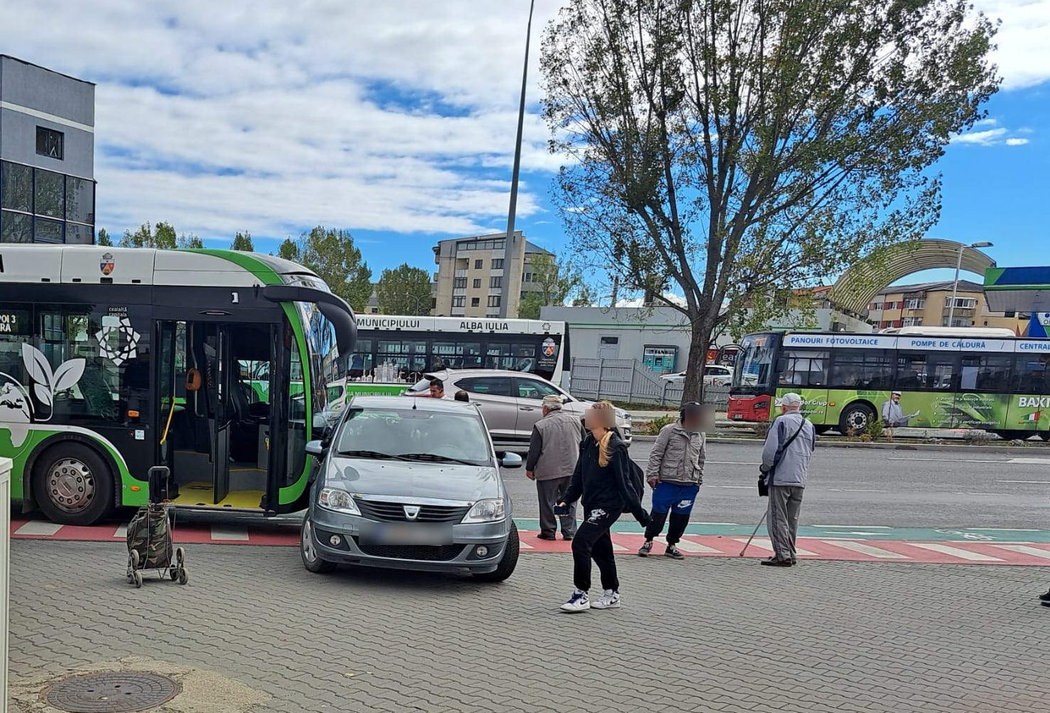 video: accident între un autobuz și un autoturism, la intrarea