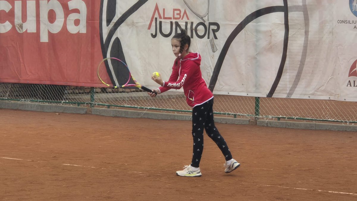 video cupa de tenis alba junior: 40 de tineri tenismeni