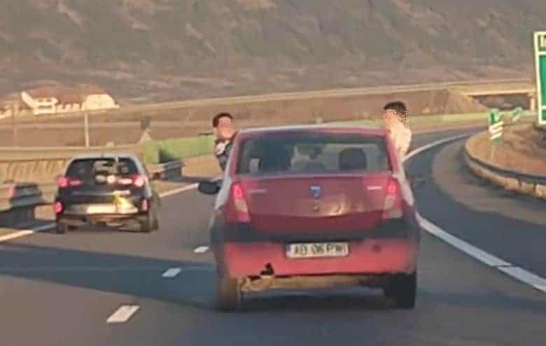 video distracție periculoasă pe autostrada a3: doi copii au scos