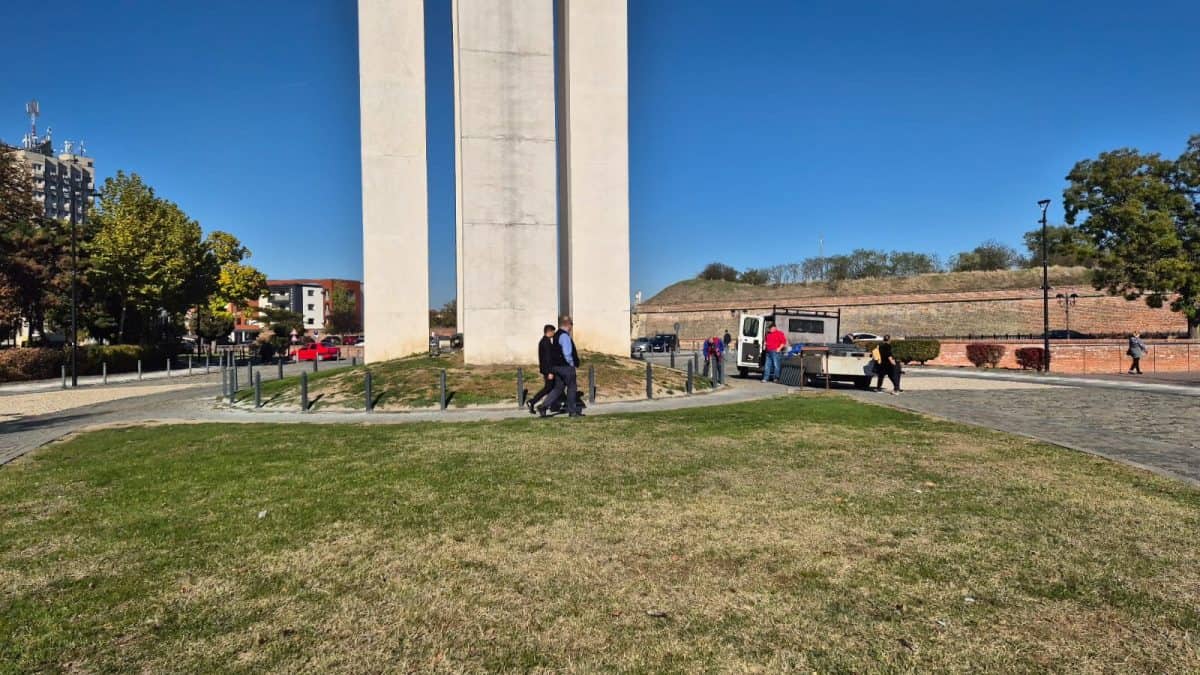 video: monumentul unirii din alba iulia, împrejmuit cu un gard