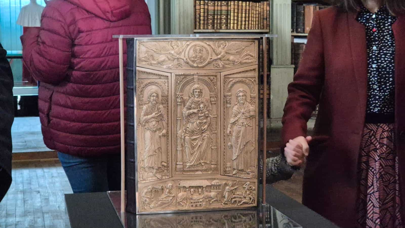 codex aureus, expus în premieră în românia, la alba iulia.