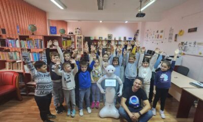 foto: activități inedite de educație financiară cu ajutorul robotului umanoid